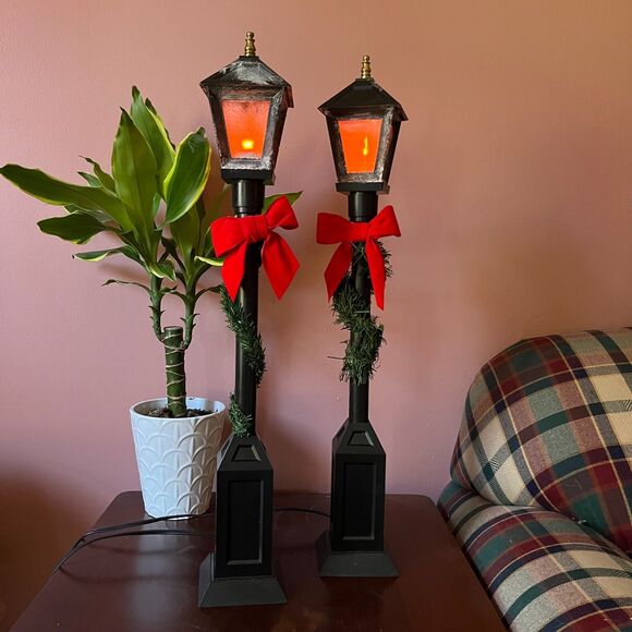 2 BYERS CHOICE CAROLERS ELECTRIC STREET LAMP POST LIGHTS FLICKERING BULB  22” - Picture 1 of 2